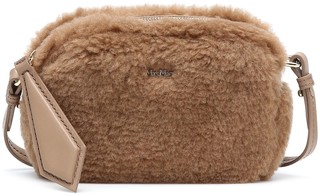 Schultertasche Camy aus Faux Shearling
