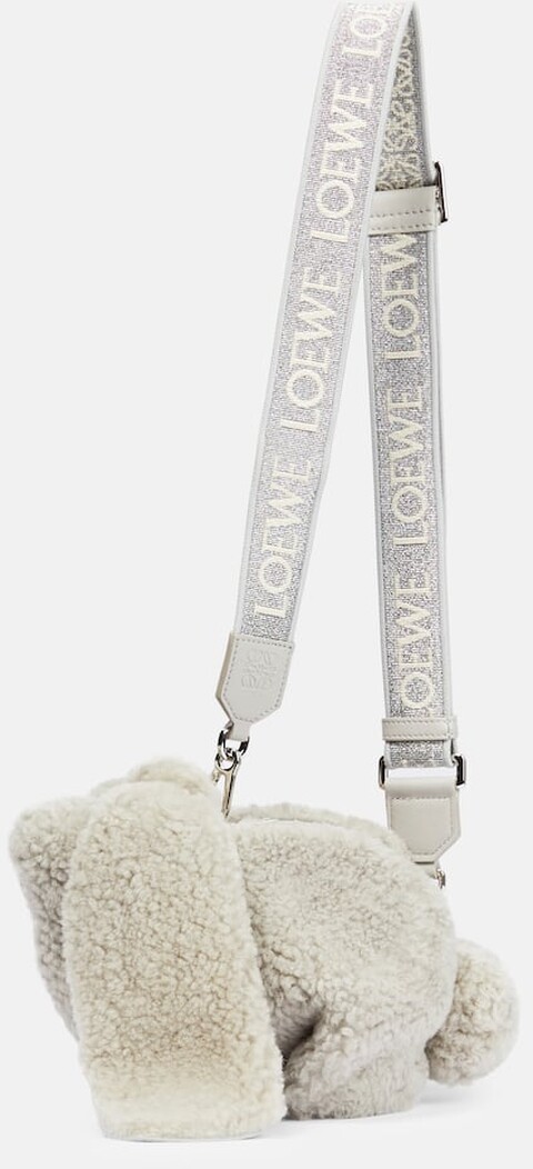 Loewe Schultertasche Bunny Small aus Shearling