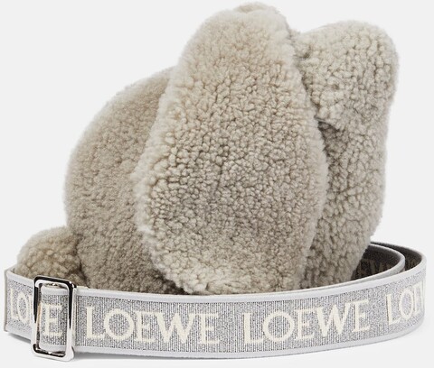 Loewe Schultertasche Bunny Small aus Shearling